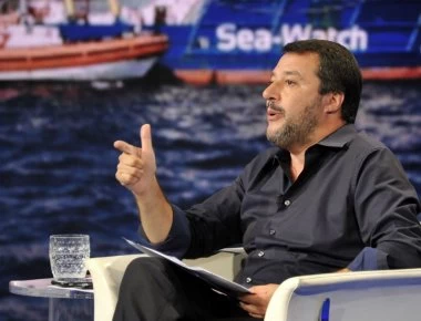 Oι Ιταλοί πέρασαν χειροπέδες στο πλήρωμα γερμανικού πλοίου - Μ.Σαλβίνι: «Είστε διακινητές ανθρώπων - Πηγαίντε φυλακή»